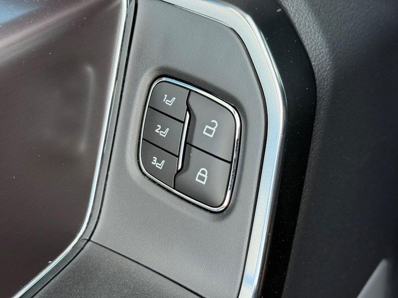 Ford Super Duty F-350 DRW Vehicle Full-screen Gallery Image 10