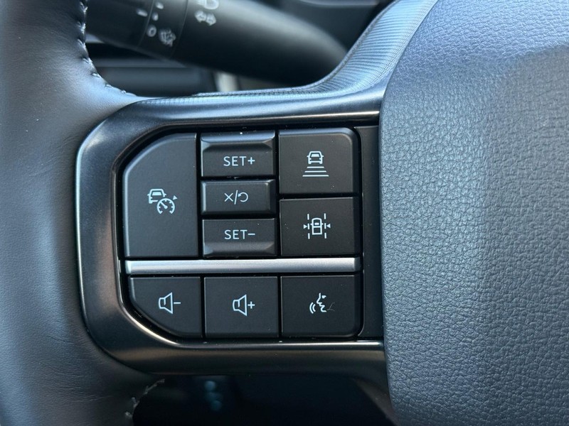 Ford Super Duty F-350 DRW Vehicle Full-screen Gallery Image 11