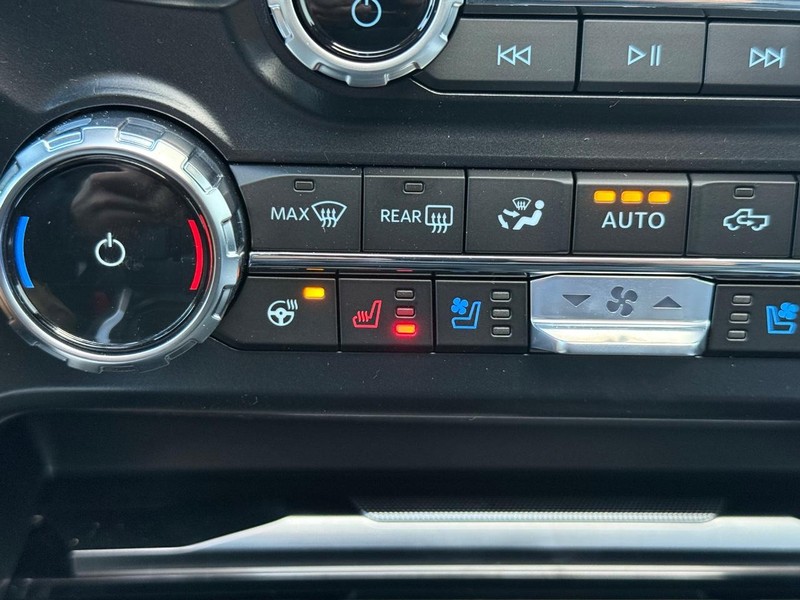 Ford Super Duty F-350 DRW Vehicle Full-screen Gallery Image 14