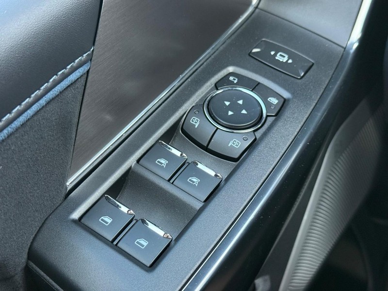 Ford Super Duty F-350 DRW Vehicle Full-screen Gallery Image 15