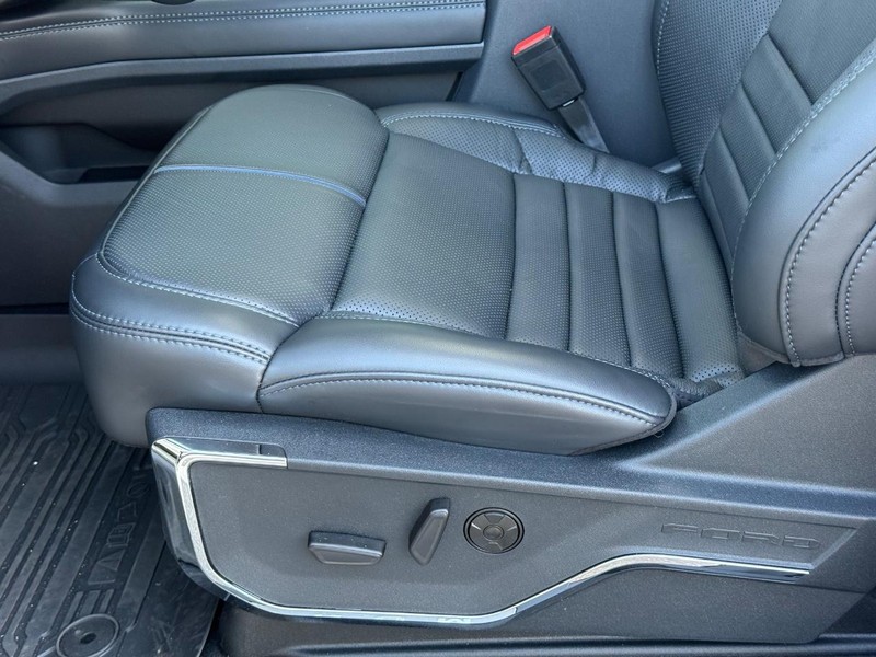 Ford Super Duty F-350 DRW Vehicle Full-screen Gallery Image 16