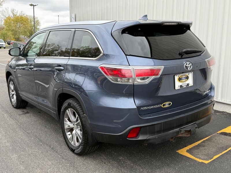 Toyota Highlander Vehicle Full-screen Gallery Image 3