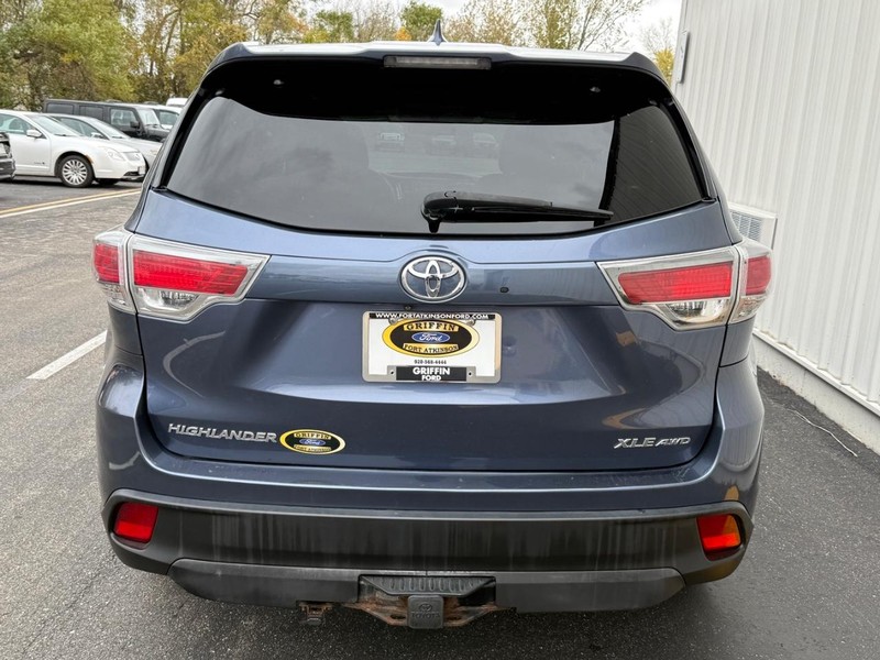 Toyota Highlander Vehicle Full-screen Gallery Image 4