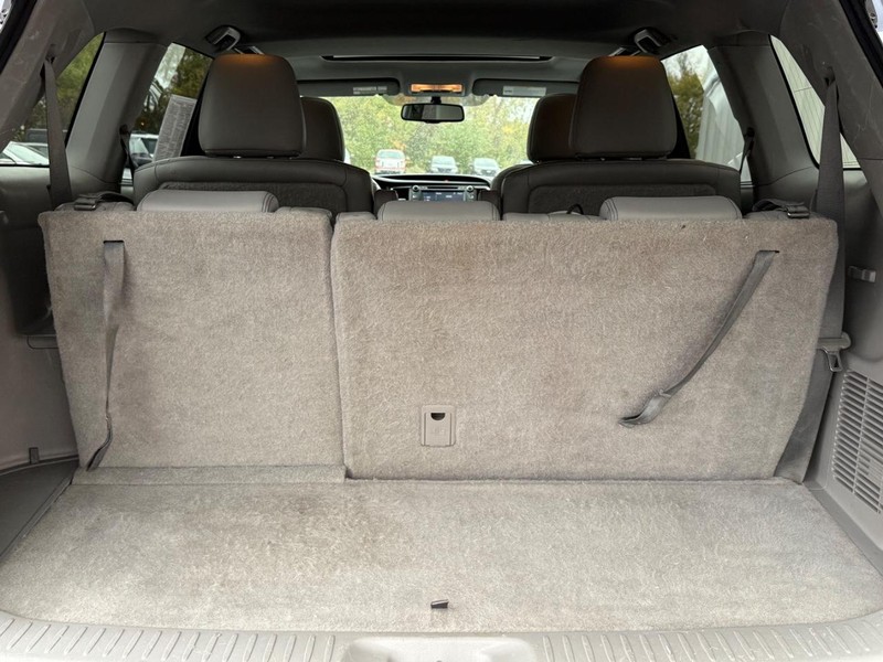 Toyota Highlander Vehicle Full-screen Gallery Image 5