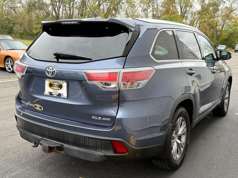 Toyota Highlander Vehicle Full-screen Gallery Image 6