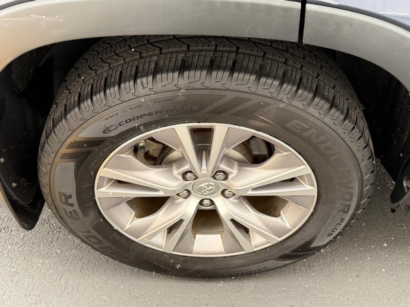 Toyota Highlander Vehicle Full-screen Gallery Image 7