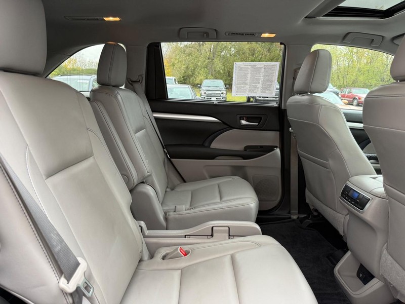 Toyota Highlander Vehicle Full-screen Gallery Image 9