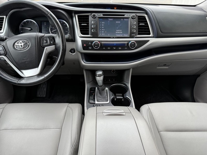 Toyota Highlander Vehicle Full-screen Gallery Image 10