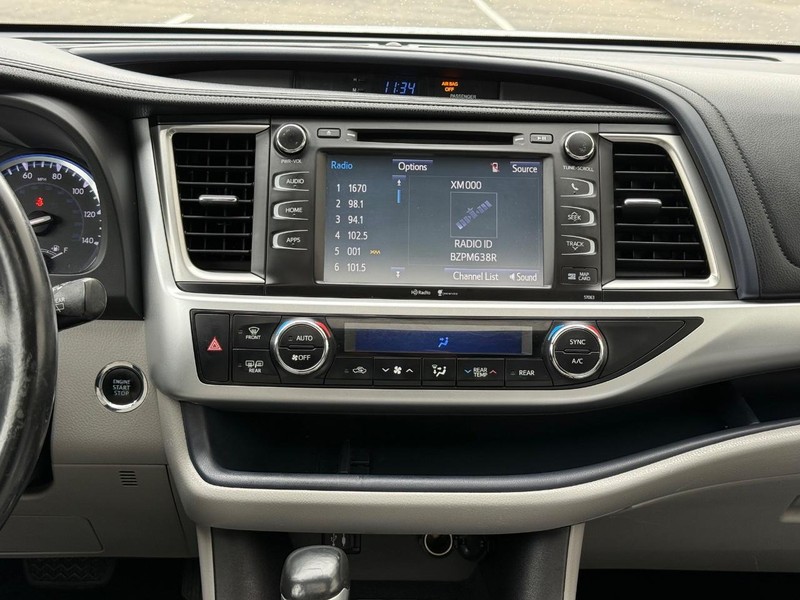 Toyota Highlander Vehicle Full-screen Gallery Image 11