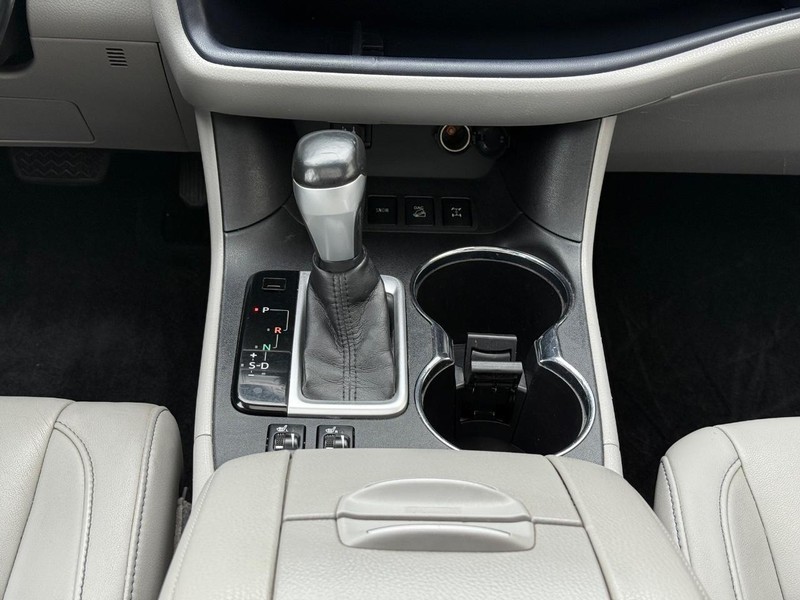 Toyota Highlander Vehicle Full-screen Gallery Image 12