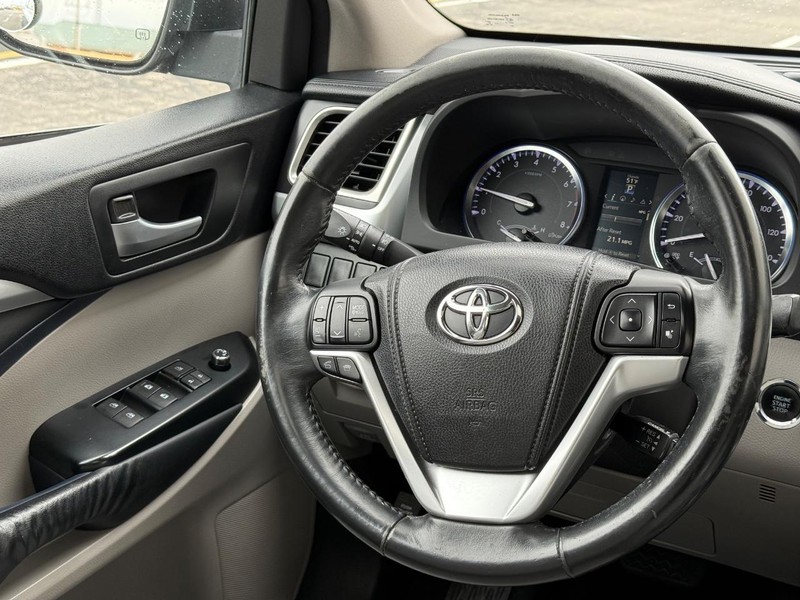 Toyota Highlander Vehicle Full-screen Gallery Image 13