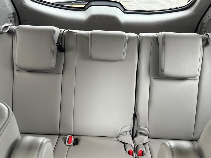 Toyota Highlander Vehicle Full-screen Gallery Image 15