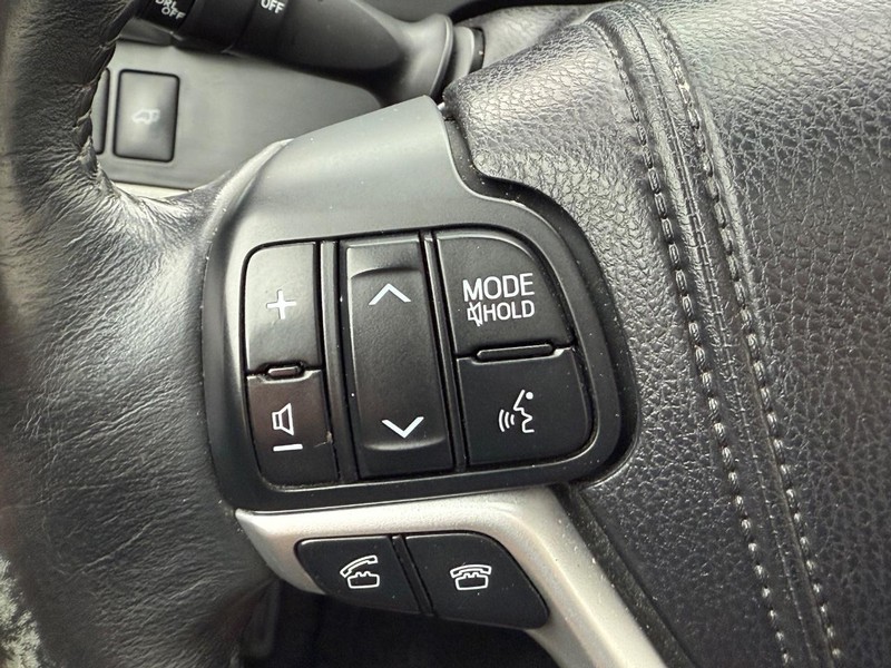 Toyota Highlander Vehicle Full-screen Gallery Image 16