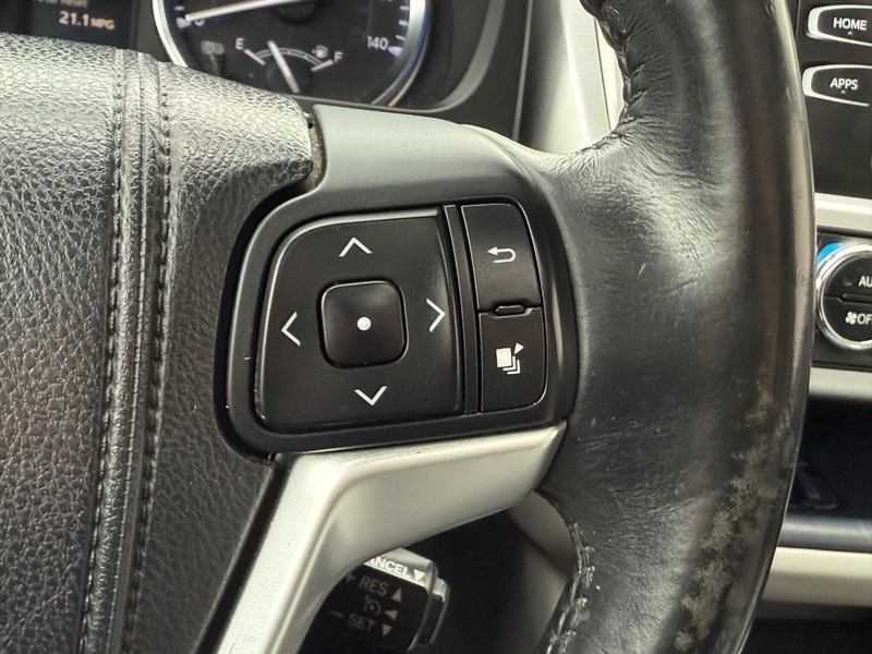 Toyota Highlander Vehicle Full-screen Gallery Image 17