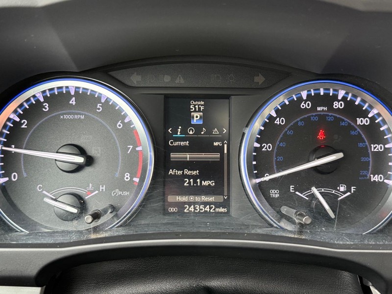 Toyota Highlander Vehicle Full-screen Gallery Image 18
