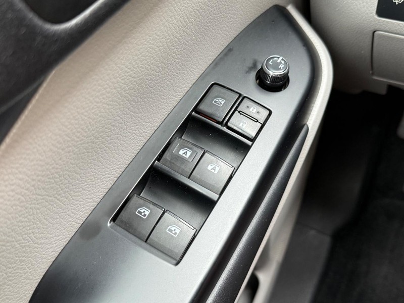 Toyota Highlander Vehicle Full-screen Gallery Image 21