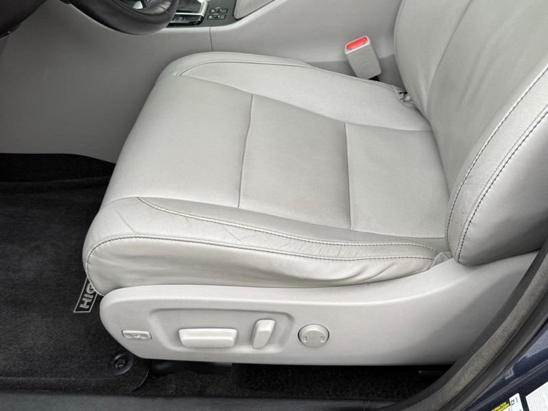 Toyota Highlander Vehicle Full-screen Gallery Image 22