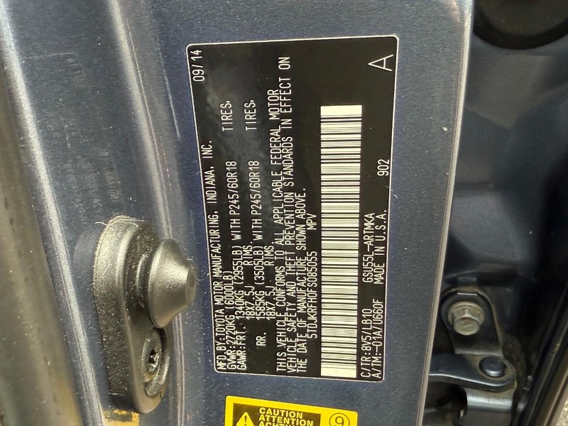 Toyota Highlander Vehicle Full-screen Gallery Image 23