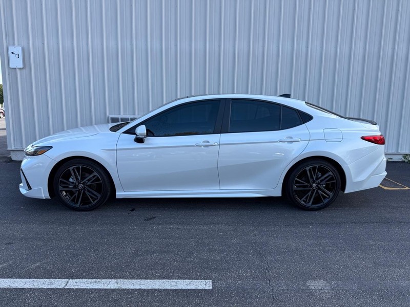 Toyota Camry Vehicle Full-screen Gallery Image 2