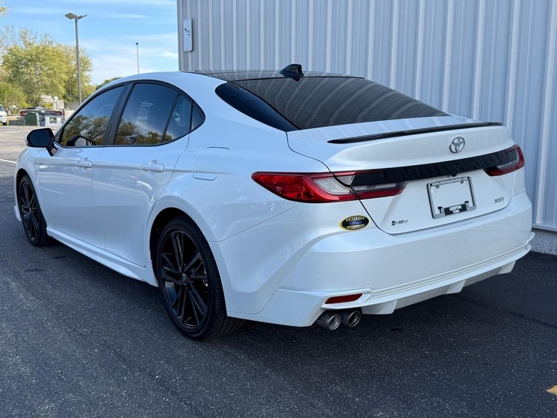 Toyota Camry Vehicle Full-screen Gallery Image 3