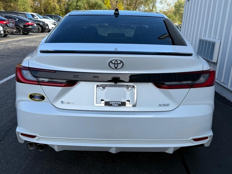 Toyota Camry Vehicle Full-screen Gallery Image 4