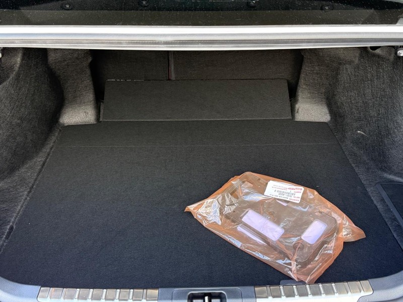 Toyota Camry Vehicle Full-screen Gallery Image 5