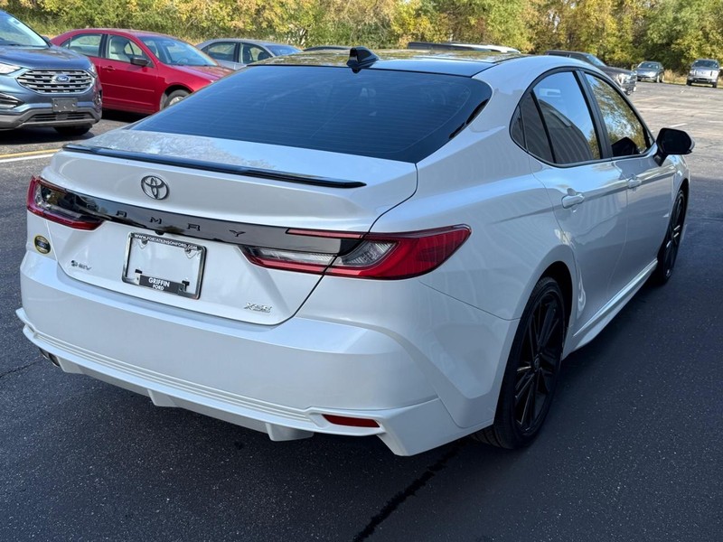 Toyota Camry Vehicle Full-screen Gallery Image 6