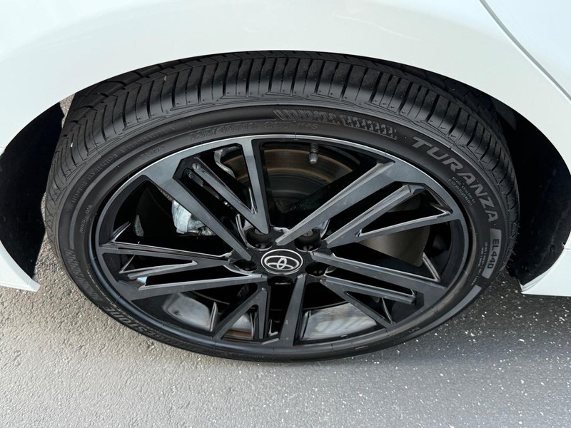 Toyota Camry Vehicle Full-screen Gallery Image 7