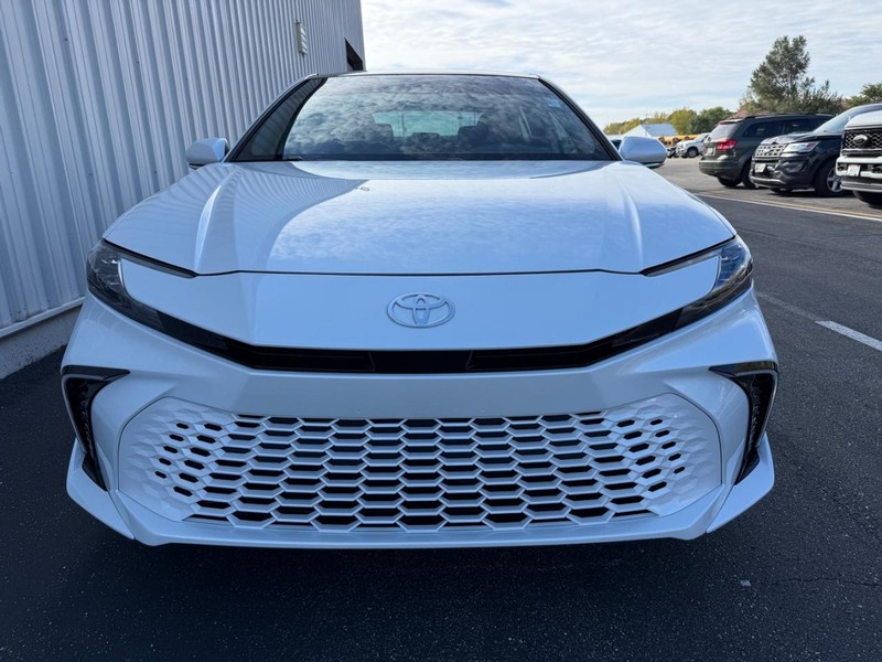 Toyota Camry Vehicle Full-screen Gallery Image 8