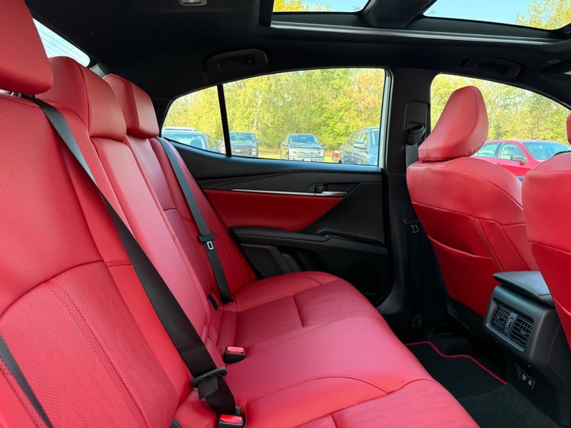 Toyota Camry Vehicle Full-screen Gallery Image 9