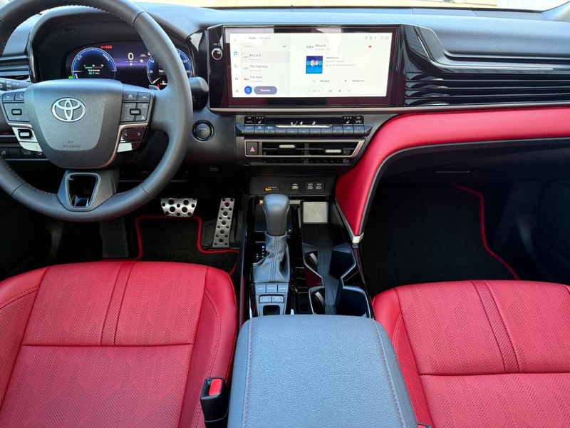 Toyota Camry Vehicle Full-screen Gallery Image 10