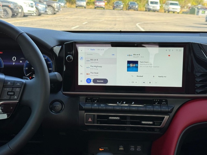 Toyota Camry Vehicle Full-screen Gallery Image 11