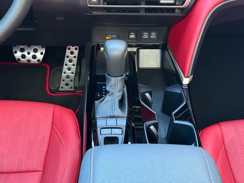 Toyota Camry Vehicle Full-screen Gallery Image 12