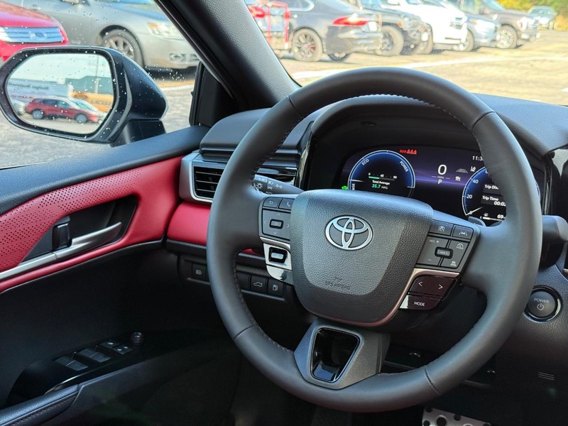 Toyota Camry Vehicle Full-screen Gallery Image 13
