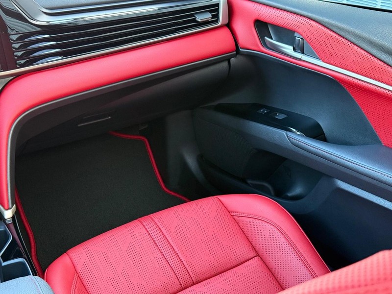 Toyota Camry Vehicle Full-screen Gallery Image 14