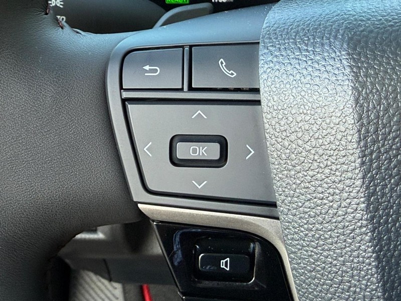 Toyota Camry Vehicle Full-screen Gallery Image 15