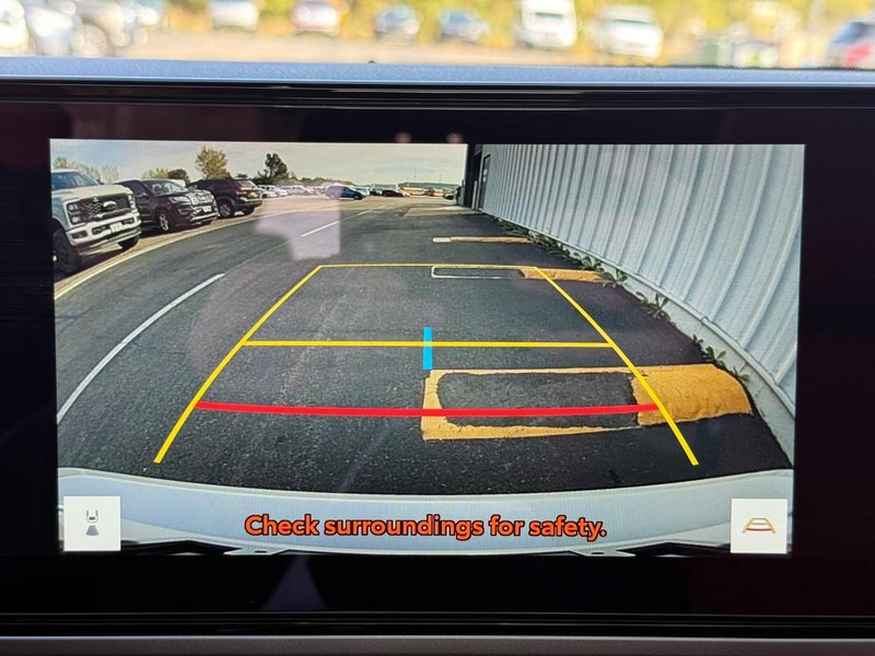 Toyota Camry Vehicle Full-screen Gallery Image 18