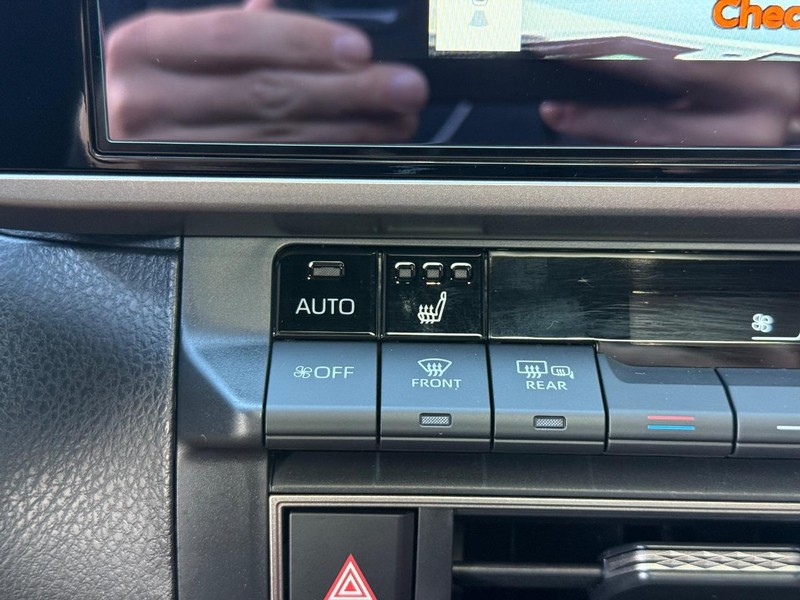 Toyota Camry Vehicle Full-screen Gallery Image 19