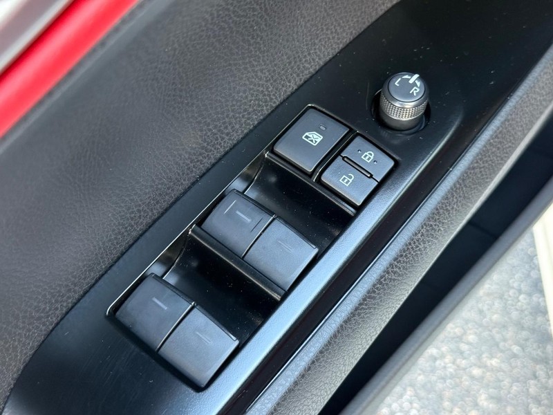 Toyota Camry Vehicle Full-screen Gallery Image 20