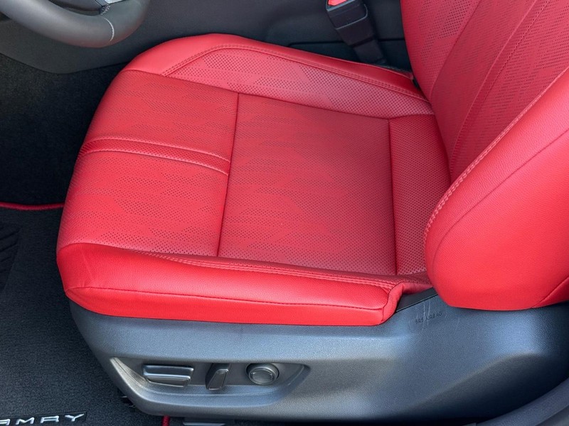 Toyota Camry Vehicle Full-screen Gallery Image 21