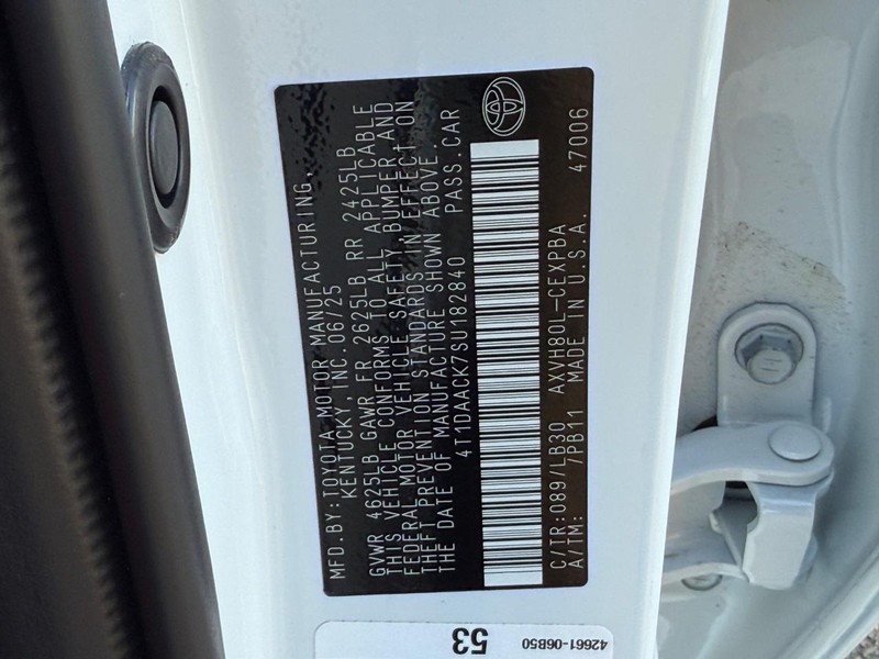 Toyota Camry Vehicle Full-screen Gallery Image 22