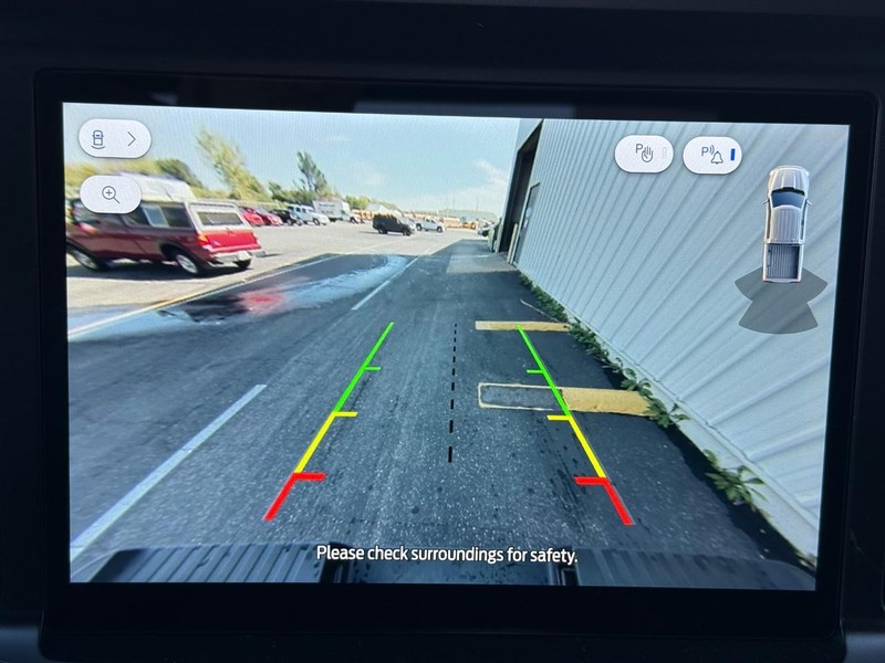 Ford F-150 Vehicle Full-screen Gallery Image 12