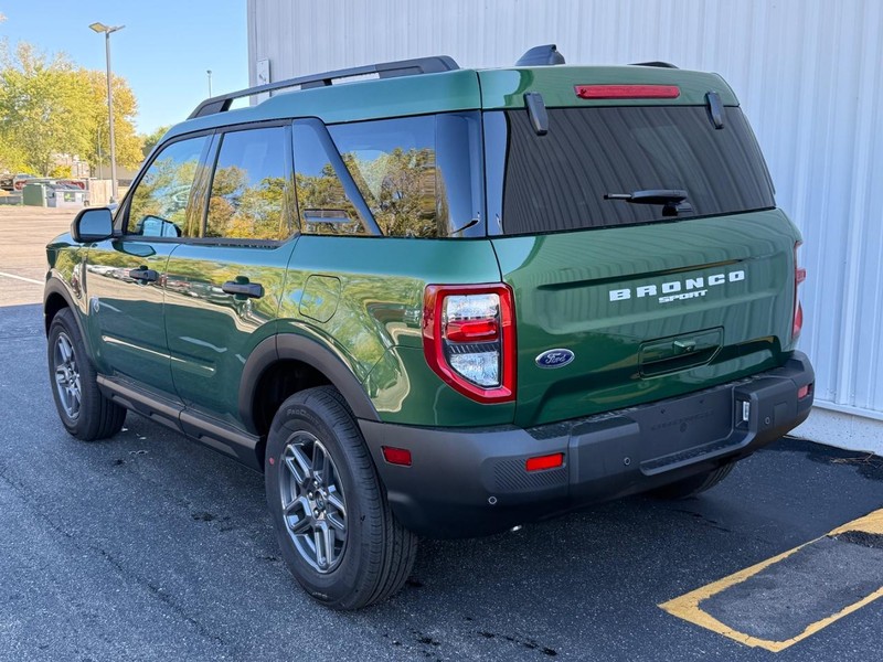 Ford Bronco Sport Vehicle Full-screen Gallery Image 3