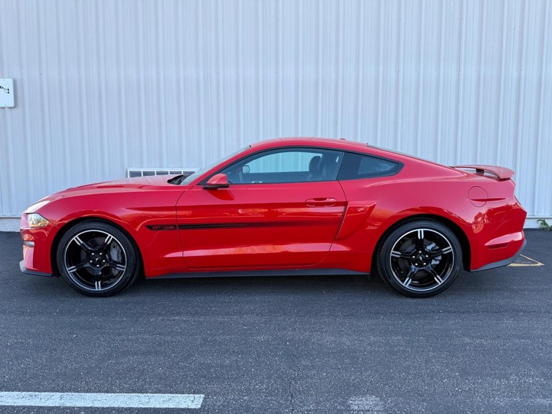 Ford Mustang Vehicle Full-screen Gallery Image 2