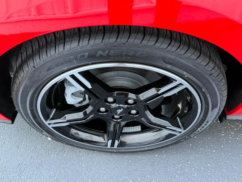 Ford Mustang Vehicle Full-screen Gallery Image 6