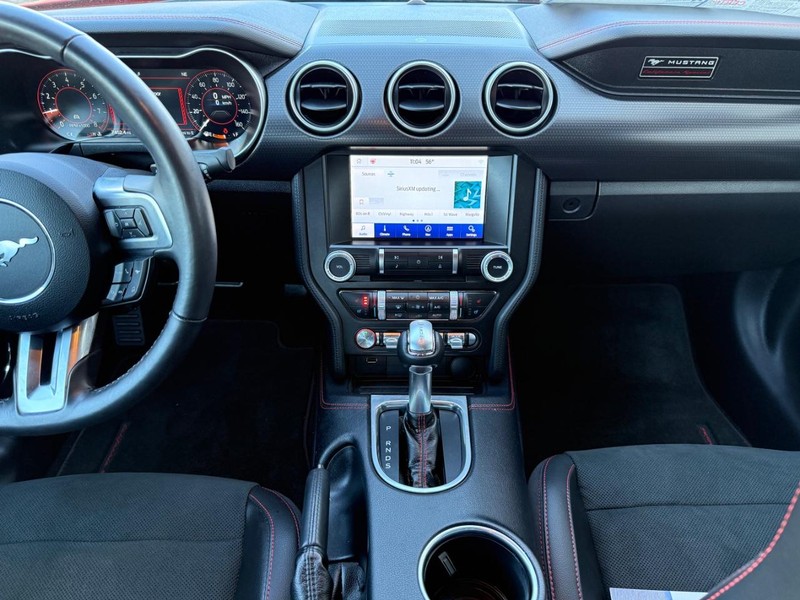 Ford Mustang Vehicle Full-screen Gallery Image 9