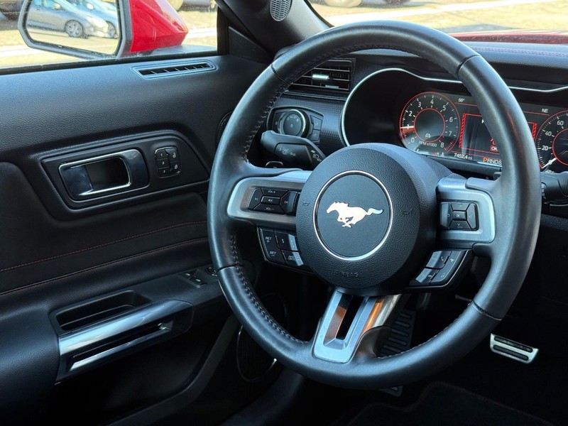 Ford Mustang Vehicle Full-screen Gallery Image 12