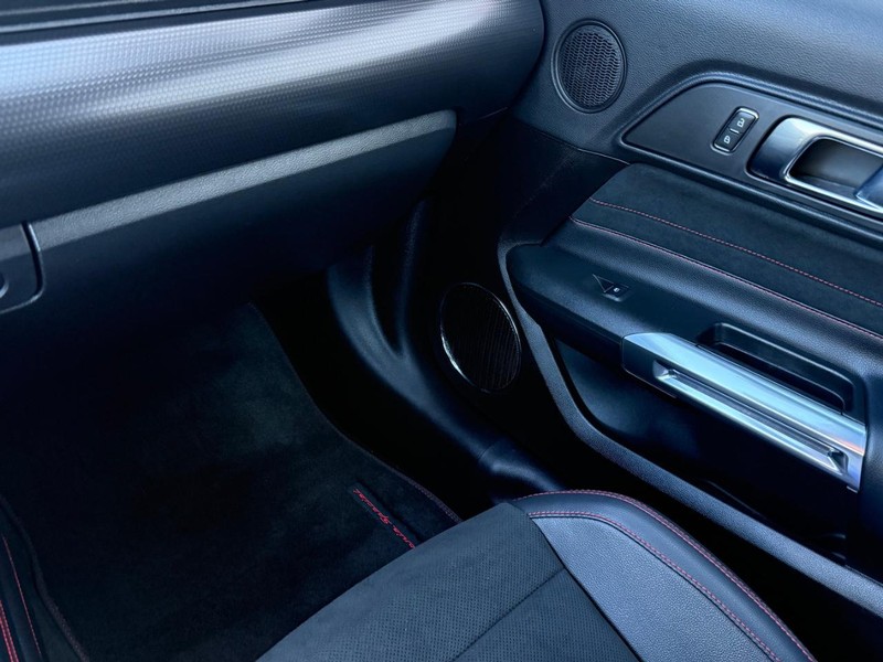 Ford Mustang Vehicle Full-screen Gallery Image 13