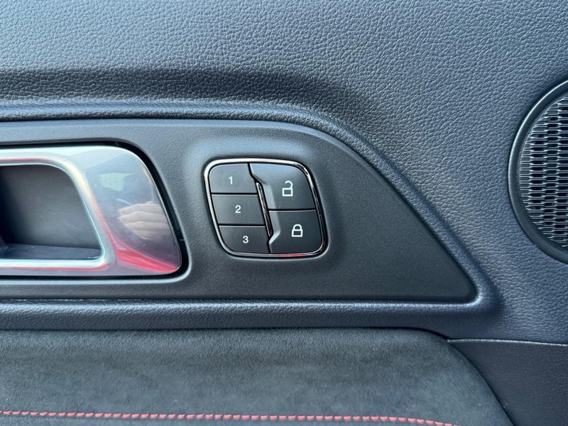 Ford Mustang Vehicle Full-screen Gallery Image 14