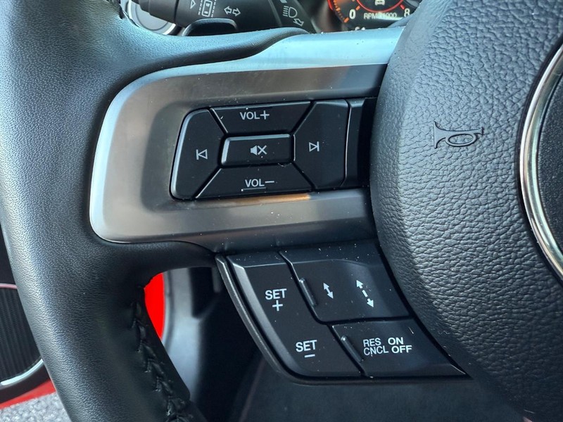 Ford Mustang Vehicle Full-screen Gallery Image 15